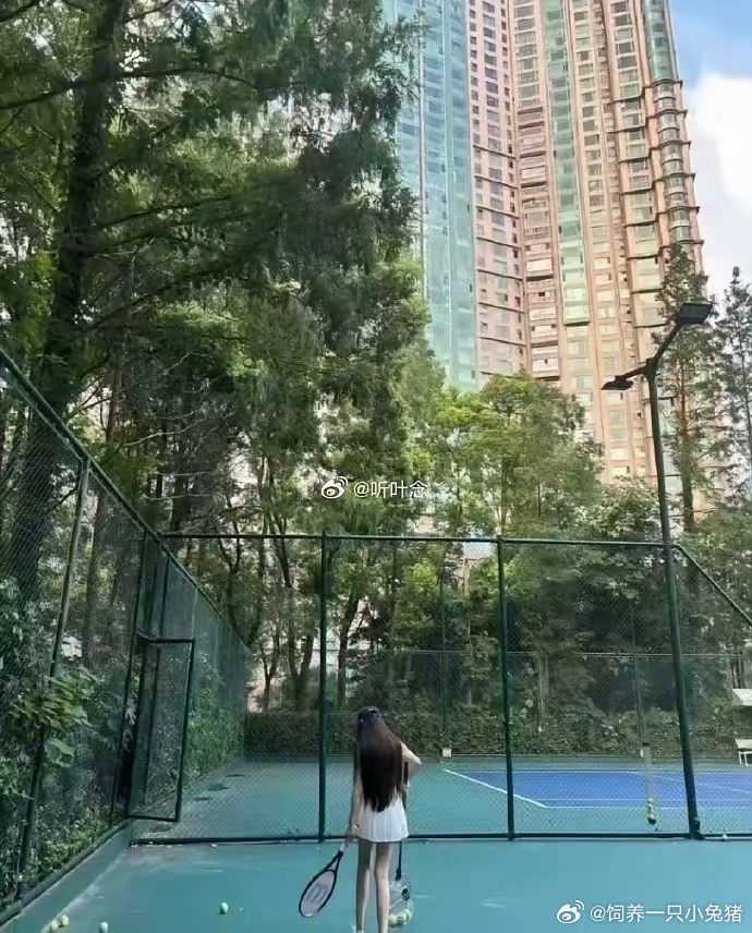 我去，叶珂好恐怖，这真的是她吗？身材瘦成了纸片人，漫画都不敢这么画的吧[泪奔]​