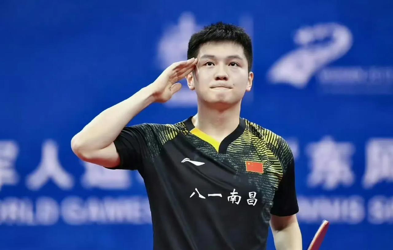 小胖这张照片真有质感！做为军人出生的他，这个敬礼的动作真是相当标准，相当到位。在