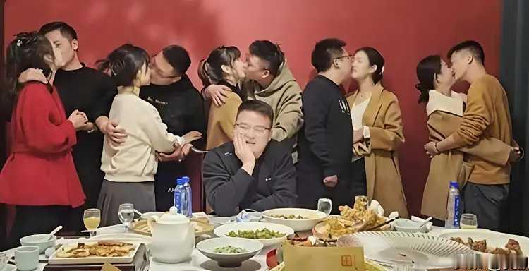变了味的同学会。
也不管是初恋，还是暗恋，甚至没有过的恋，现在借着酒精的刺激，全