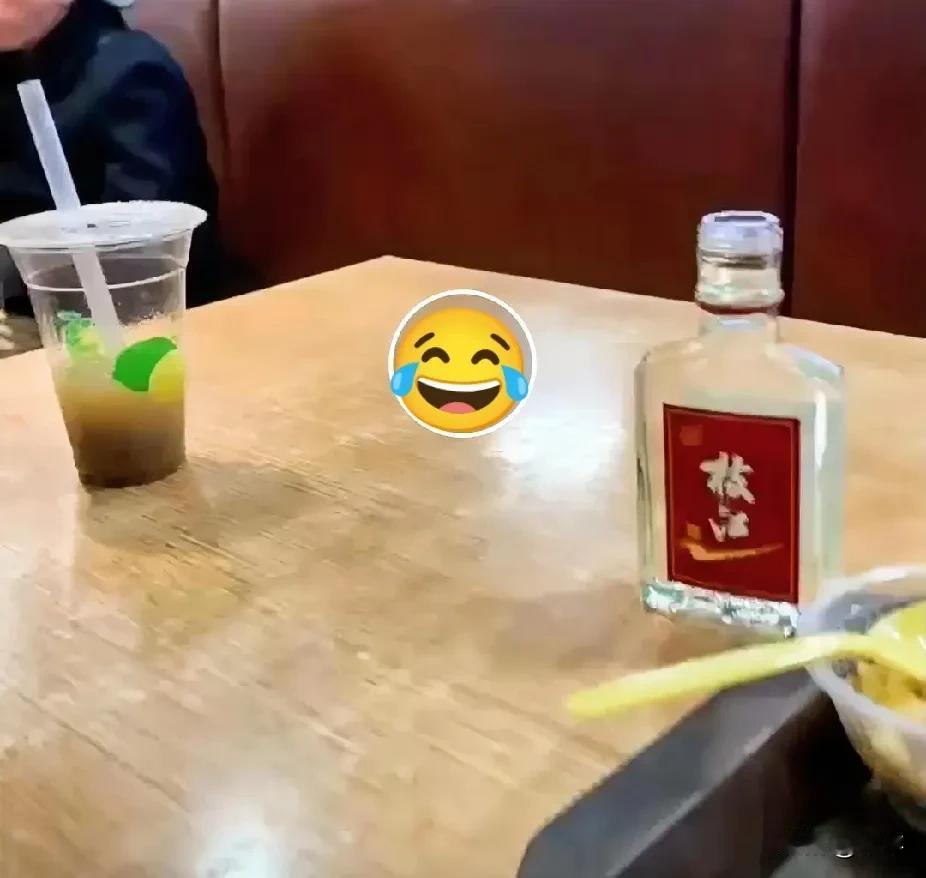晚上9点，有点想老公了，我给他打电话，他说和朋友在吃饭，这是他拍的照片，我问:朋