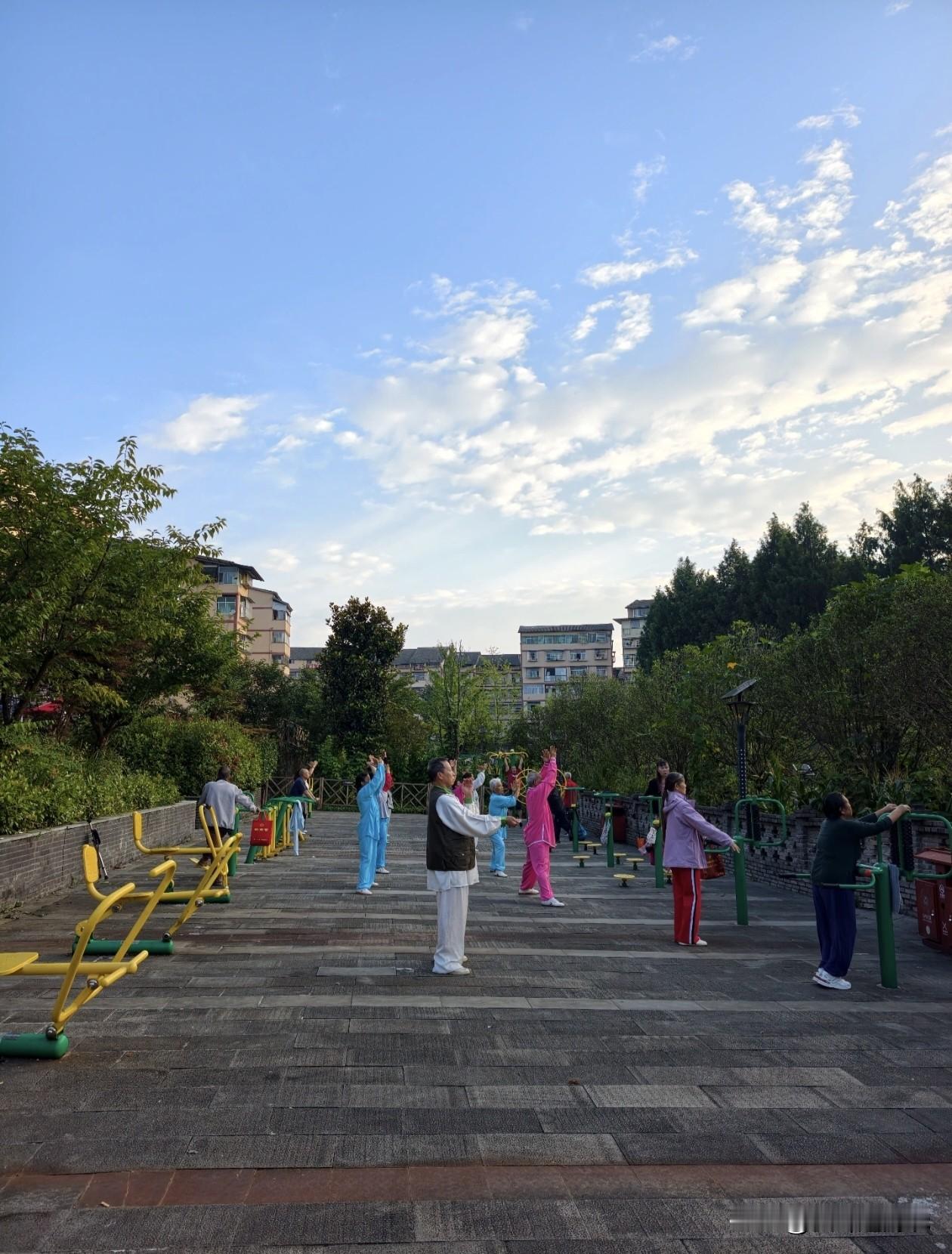 清晨的黄水，体育公园锻炼身体的游客非常多！