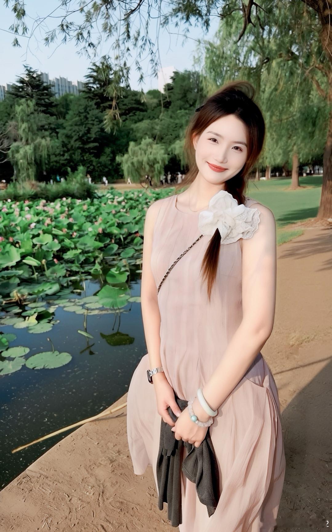 洋洋高锐“夏日情怀”◎有一句诗……心心念念忘不了尤其……在公园里遇见她心……更加