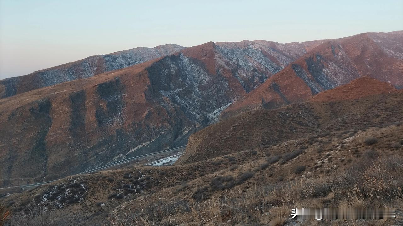 从哈拉沁河东侧高山上俯瞰哈拉沁沟