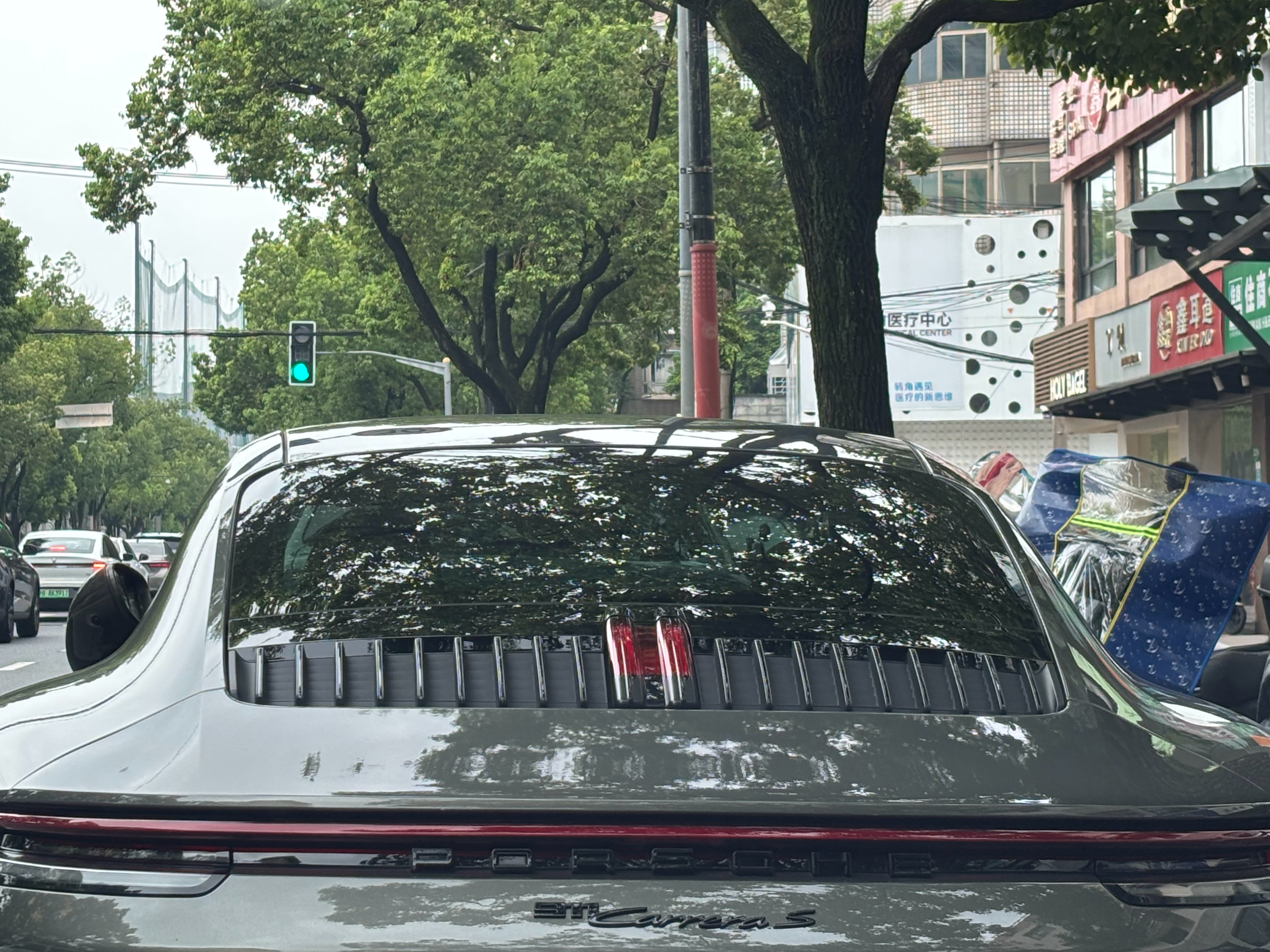 老婆说，原来保时捷也有自己的卡罗拉，还是S级！