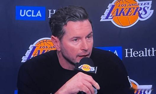 雷迪克谈詹姆斯：

“勒布朗今晚太出色了。”

“每次对手想要掀起得分高潮。”