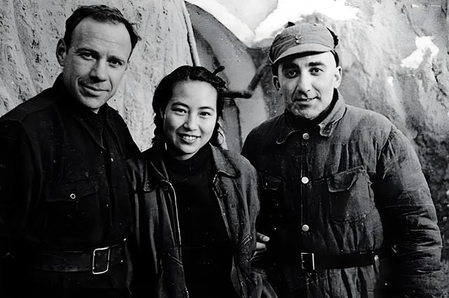 1937年，延安一间窑洞里，一位中国女红军向组织递交离婚申请。她的丈夫是共产国际