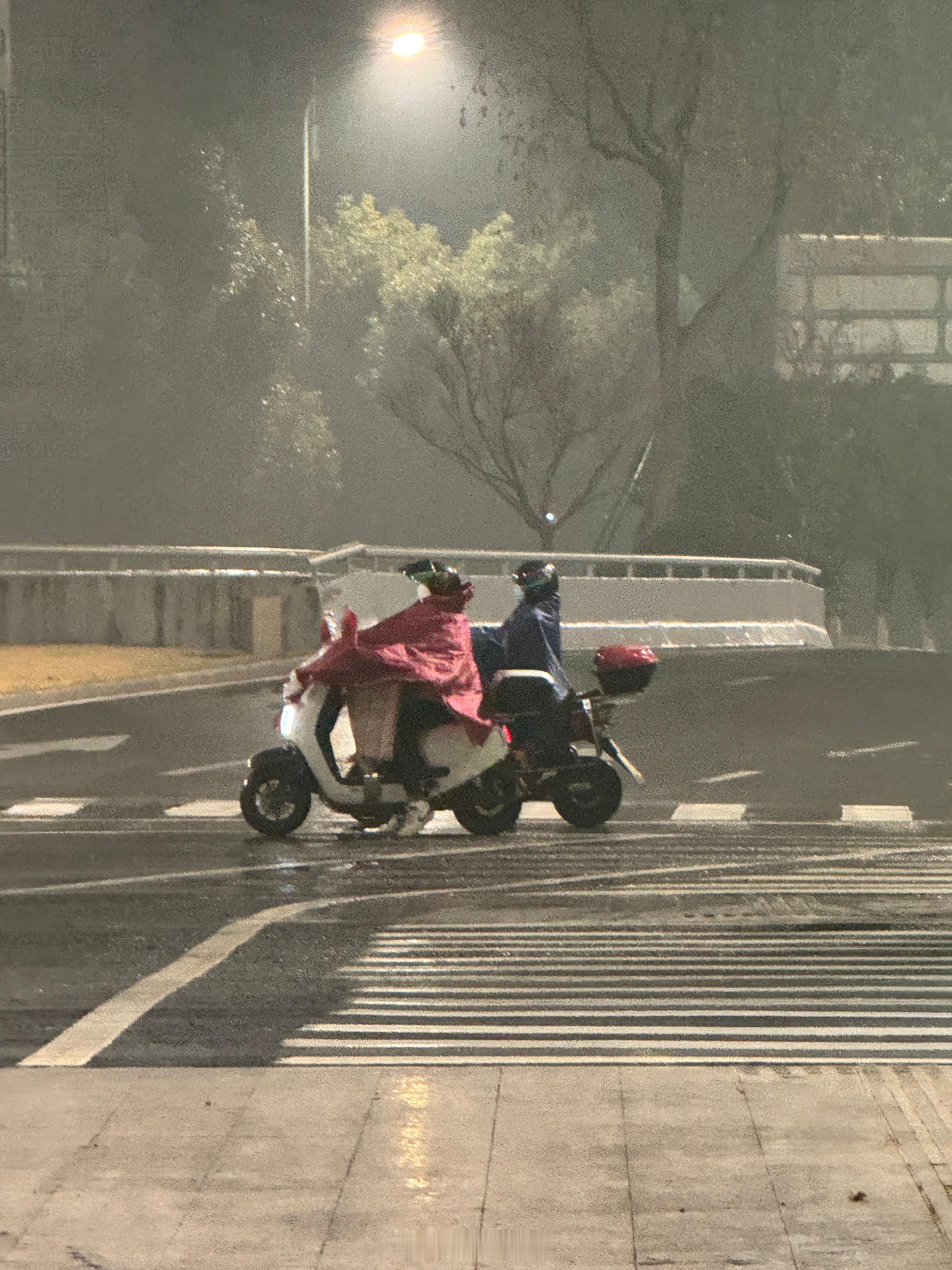 真讨厌下雨天 随便一走鞋子就容易湿了 [怒骂]出门开车停车费比来回打车还贵 这下