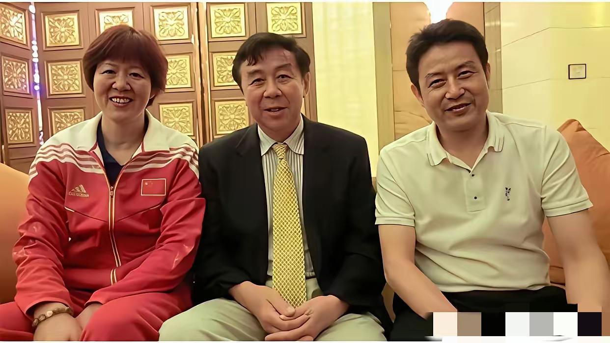 中国女排三大名将同框合影，你知道他们都是谁吗？