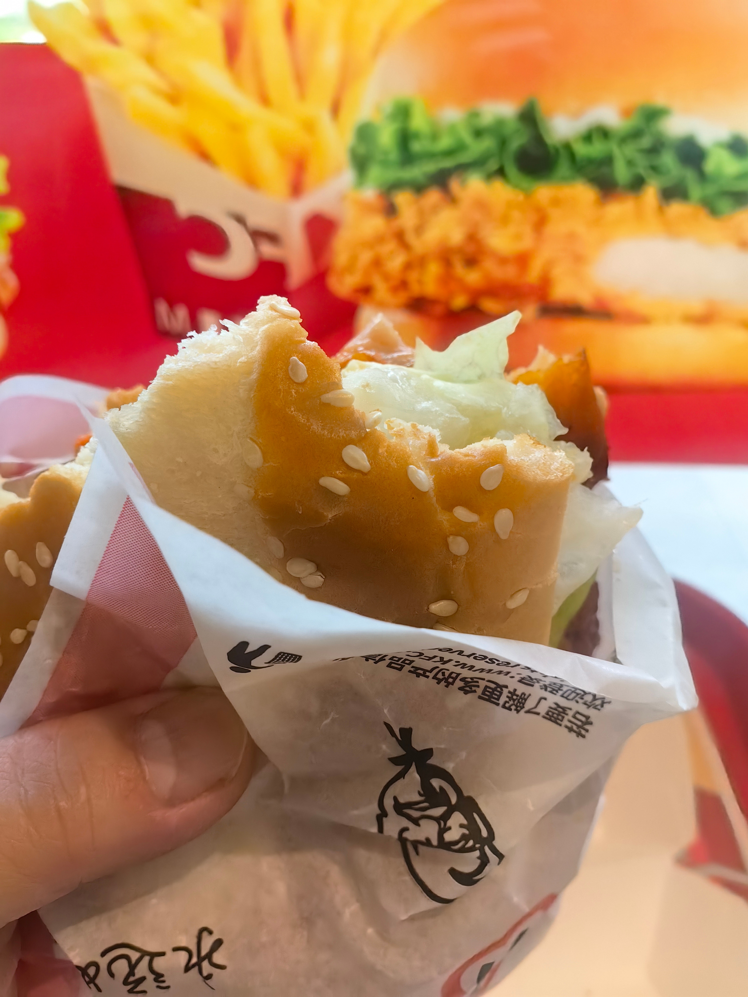 摩登兄弟刘宇宁肯德基品牌代言人 好巧，我正吃着肯德基汉堡🍔。太夯夯夯👍。石狮