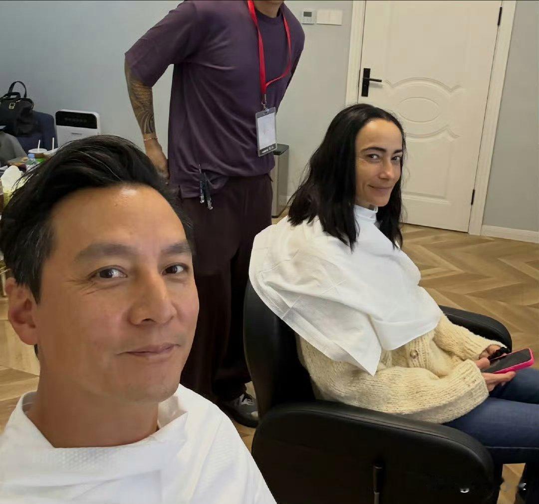 吴彦祖和老婆一起到理发店剪头发，夫妻俩的状态都好差，脸色很憔悴。他老婆的面相好硬