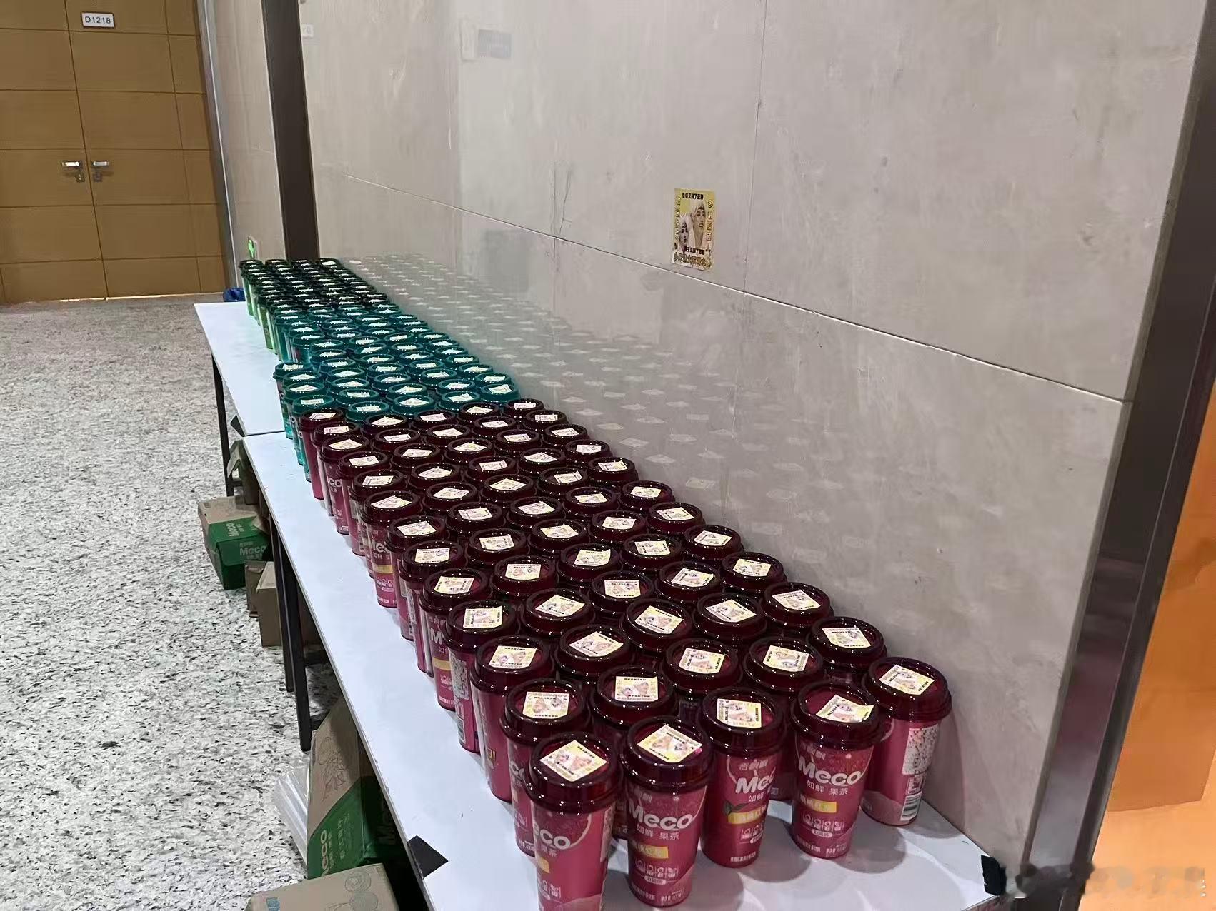 王牌收官宋亚轩请喝水 我怎么才看到《王牌对王牌》宋亚轩请粉丝喝了Meco！！！而