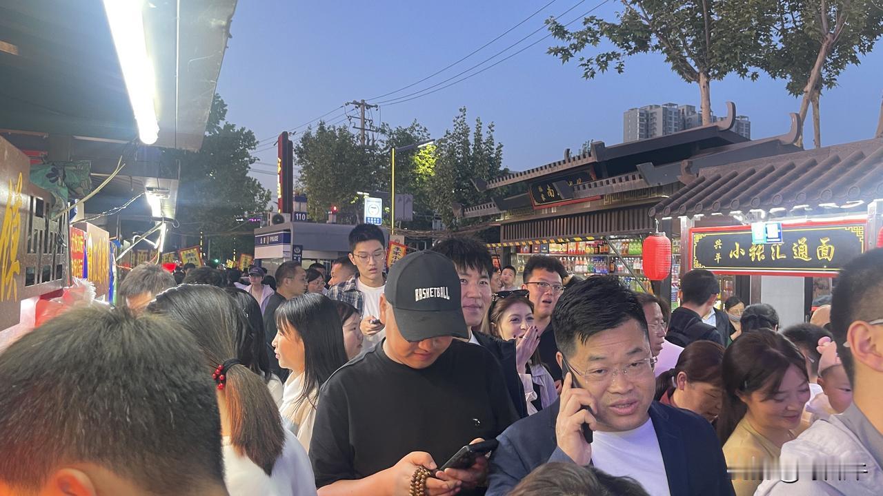 五一假期，来咸阳吃汇通面的人，真多！
五一外出的人真多，特别是晚上你去咸阳汇通十