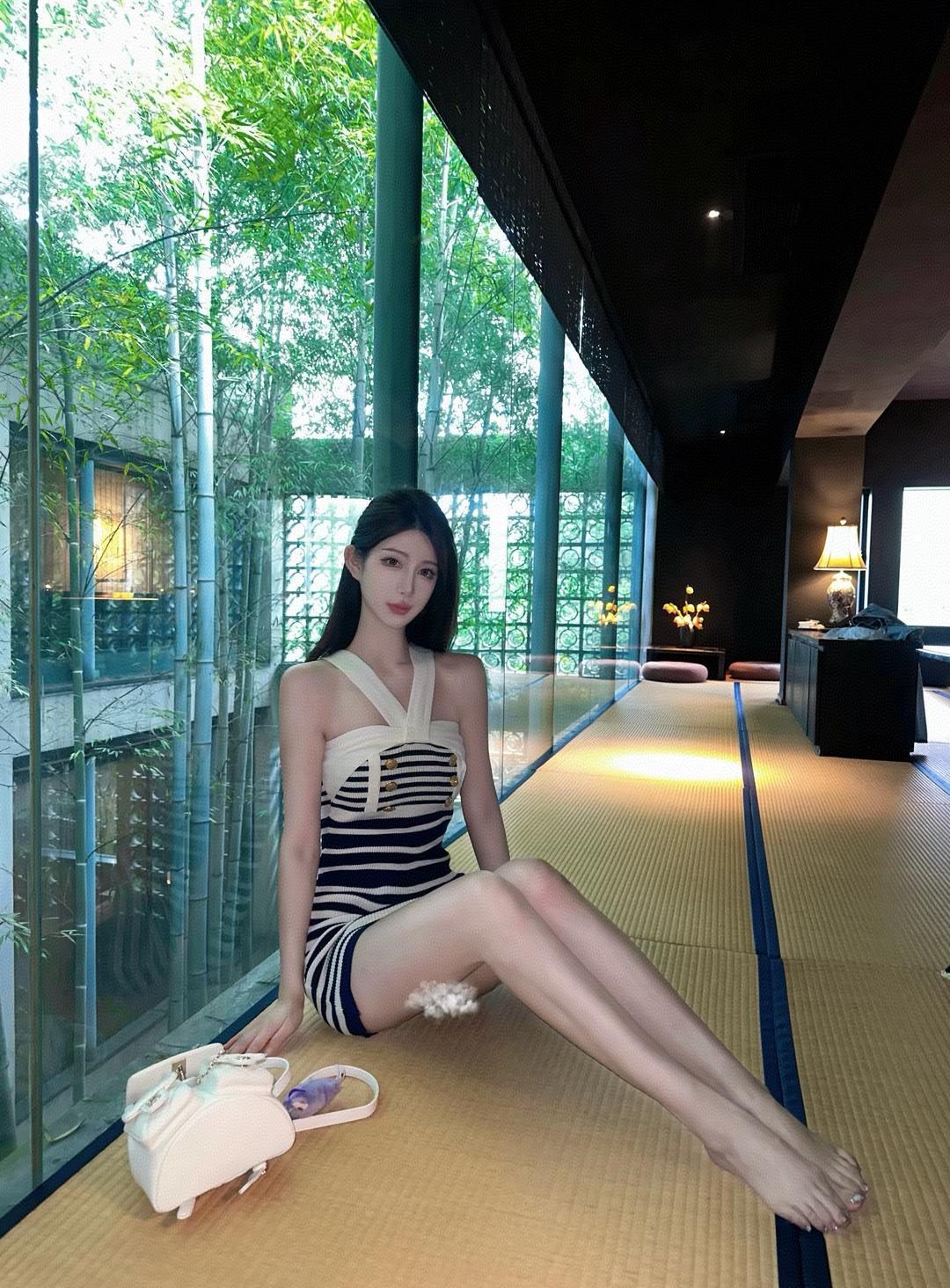 走进现代艺术画廊，感受黑白条纹的时尚魅力。