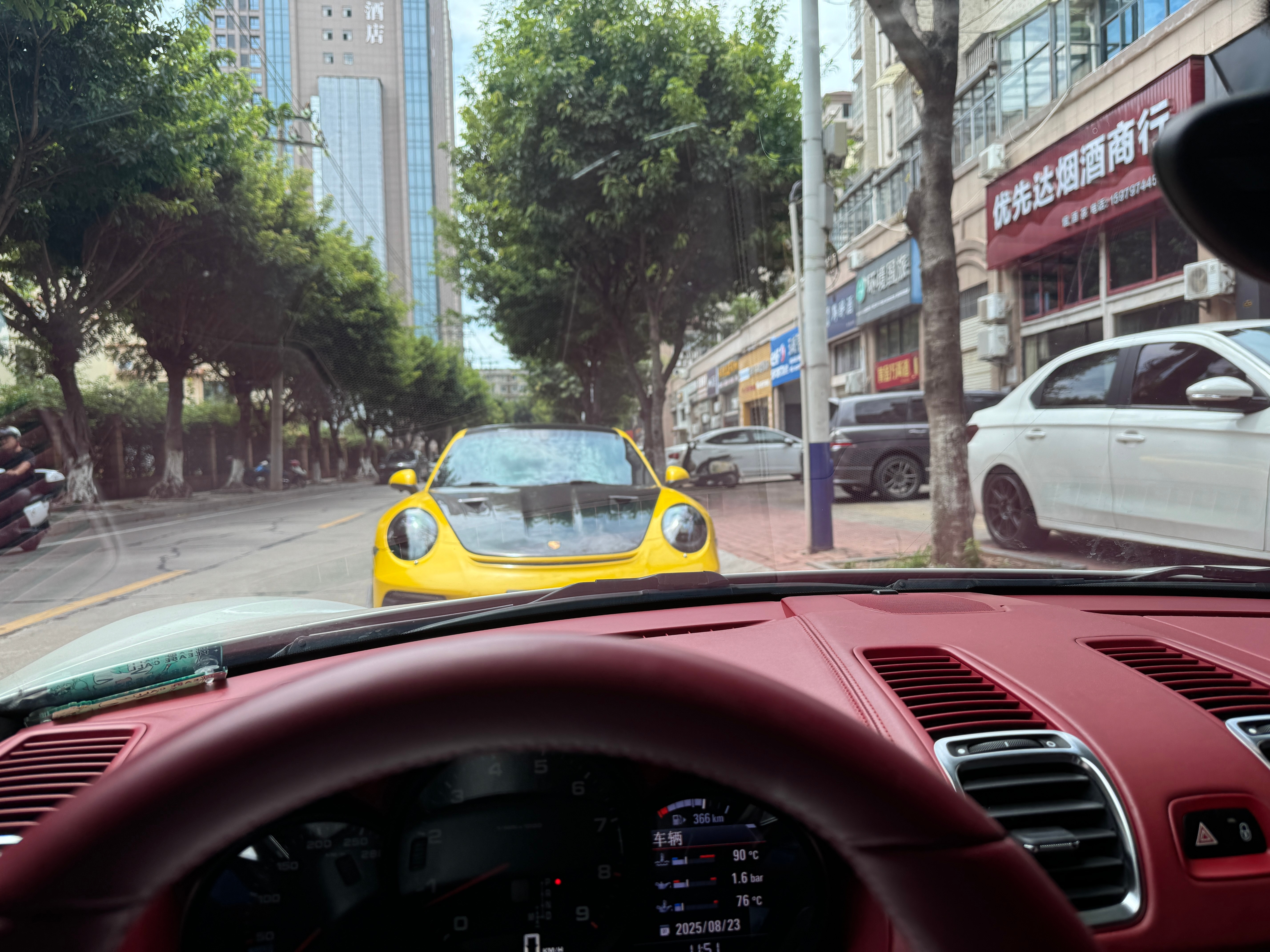 久违的赛道日活动G值产生的肾上腺素还是那么让人难忘。本来觉得不倒数第一就算成功，