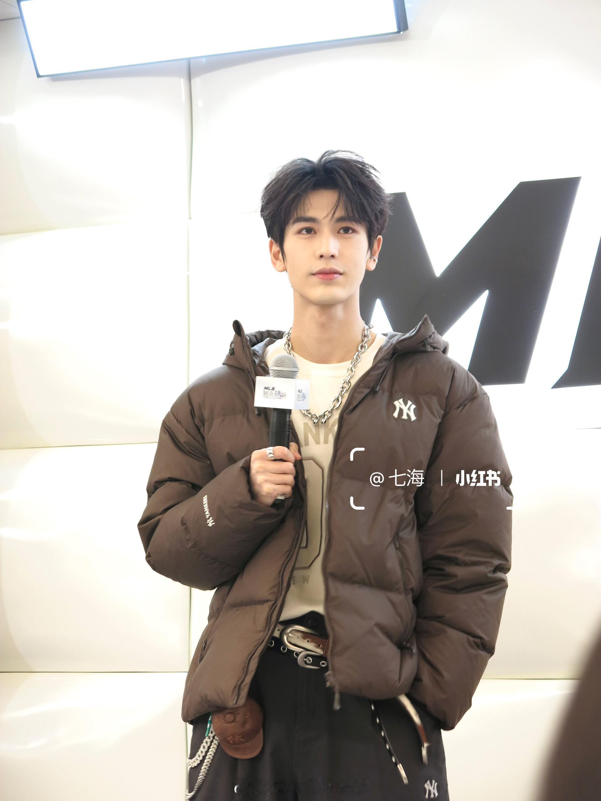 张凌赫真神图王者，气质和骨相都太优越