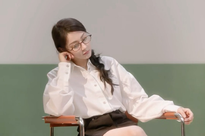 迪丽热巴白衬衫眼镜学姐造型三种不同风格的迪丽热巴白衬衫眼镜造型是清新知性的学姐感