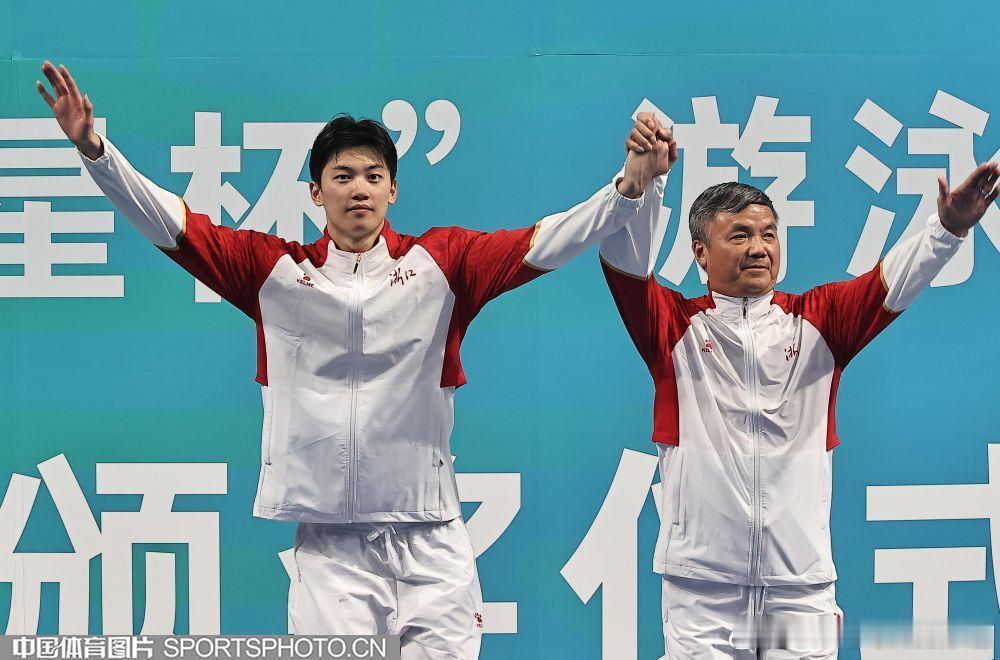 #汪顺[超话]#[全力以赴]#顺流而上# [心]朱导，功勋教练！汪顺的恩师，17