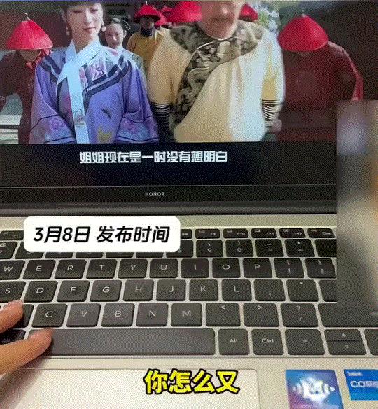 笑不活了，一女子在家中追剧入了神，便没有接到男友打来的电话，不料男友竟“化身”机