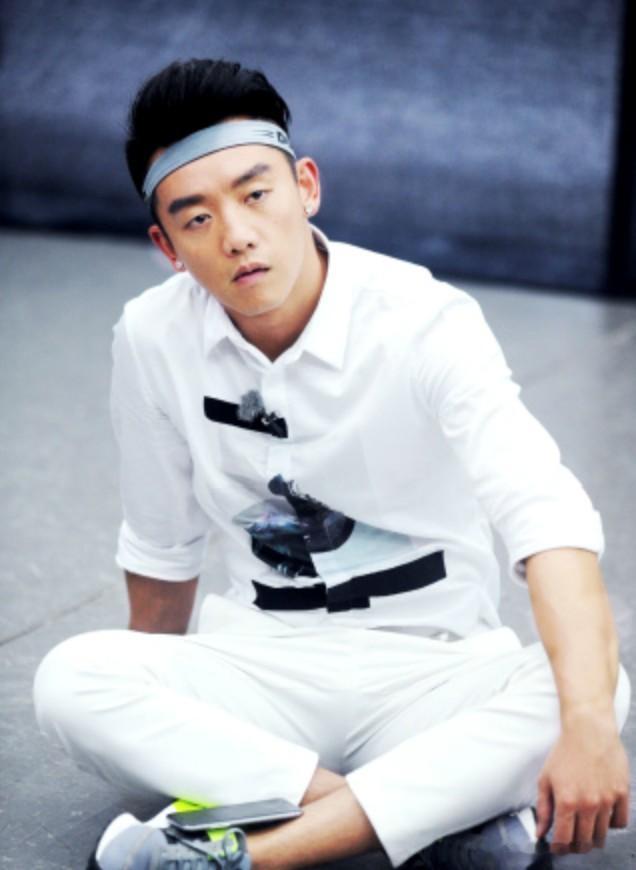 郑恺边录跑男边带娃看见郑恺和孩子的日常也是相当的幸福，而且还是边录制边带娃，这样