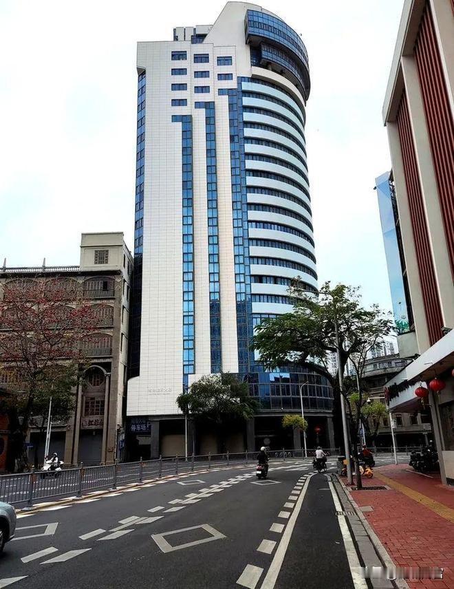 大厦变酒店，幼儿园变酒店，证券营业部变酒店……如今汕头遍地酒店，还有数不清民宿。