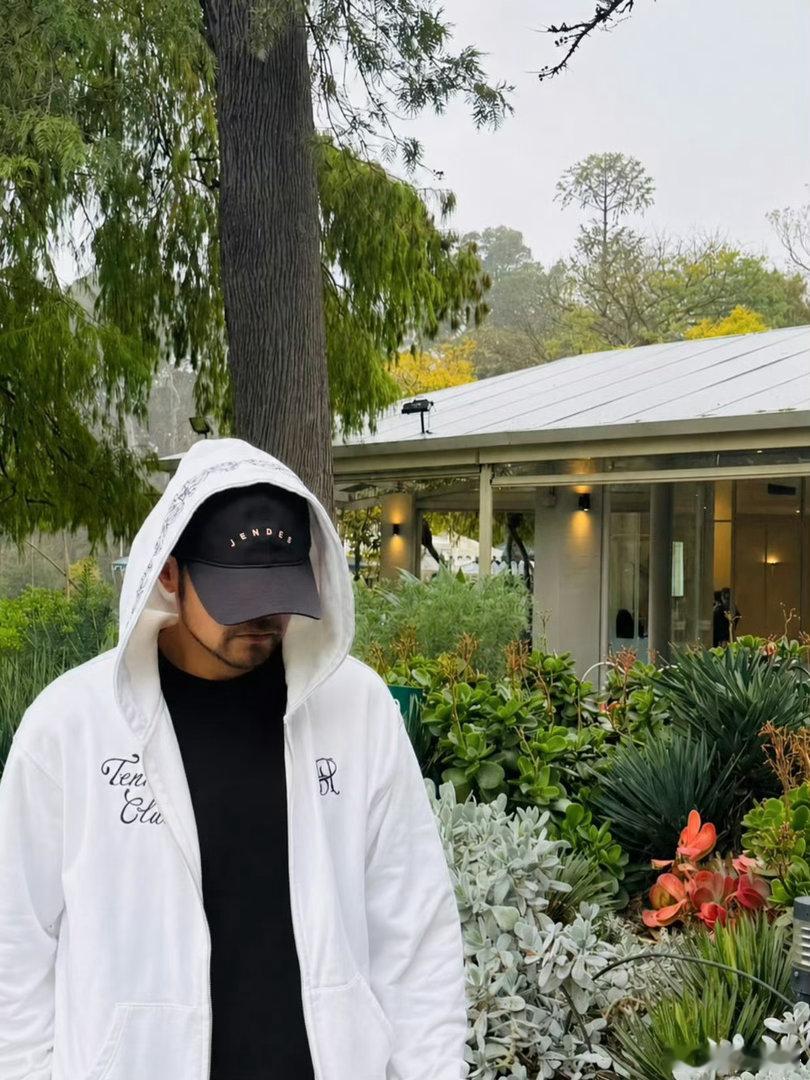 周杰伦新MV预告周杰伦ins放出新MV预告，还调皮发问：你们猜猜新MV是哪一首?