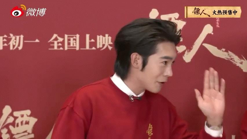 吴京于适复刻差点亲上那场戏吴京和于适在《镖人》微博直播中，现场复刻了拍摄时“差点