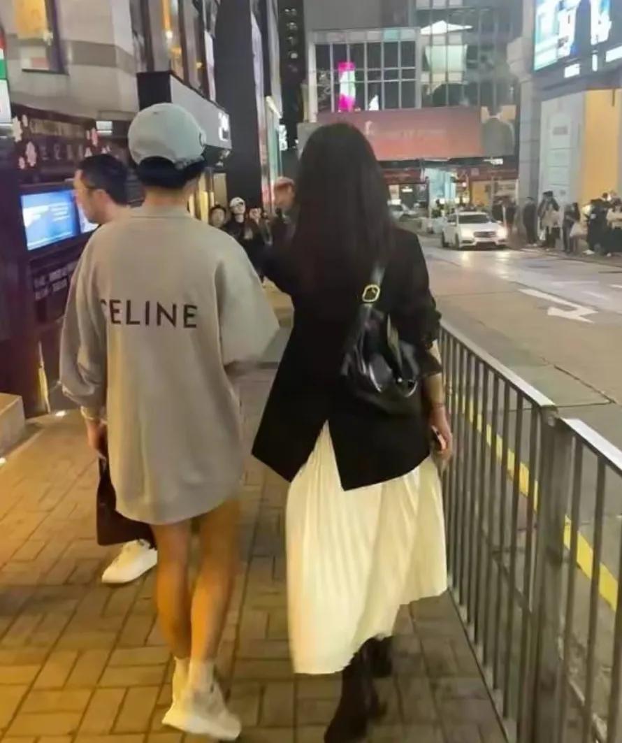 44岁的高圆圆在香港逛街被偶遇
路人镜头下的高圆圆
穿搭低调时尚，且休闲吸睛
状