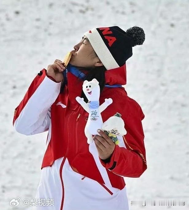 徐梦桃回应是否参加下届冬奥会真是能文能武的浪姐，恭喜徐梦桃，大胆继续吧，你最强大
