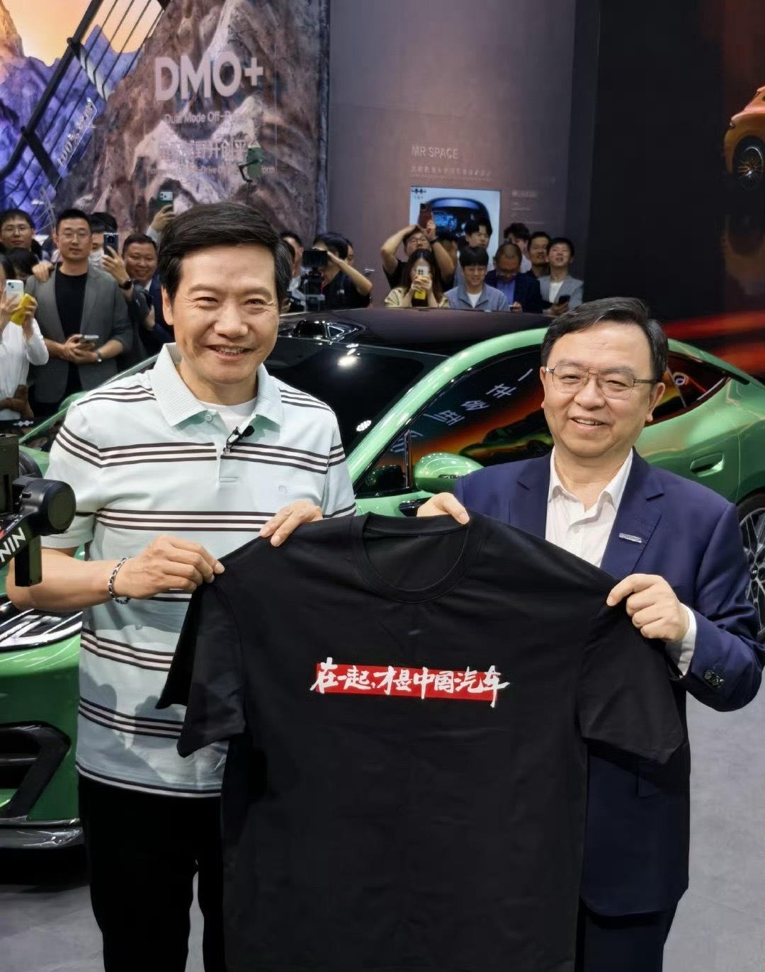 北京车展高光名场面如期而至，雷军现身现场与众车企大佬同框合影。一身简约随性的穿搭