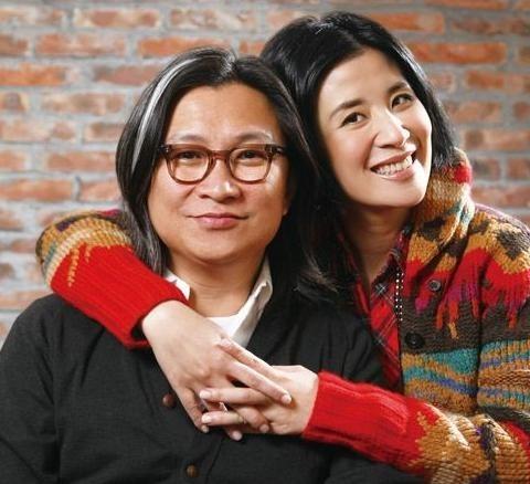 1996年，吴君如为了给男朋友杜德伟一个惊喜，连夜跑回去看他，结果，推门而入，看