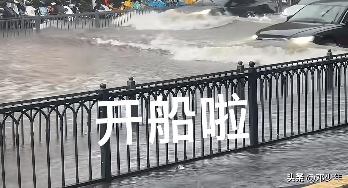 上海杨浦今天这个雨下的确实有点大，在马路上开车像开船一样！有人用360开车的视角