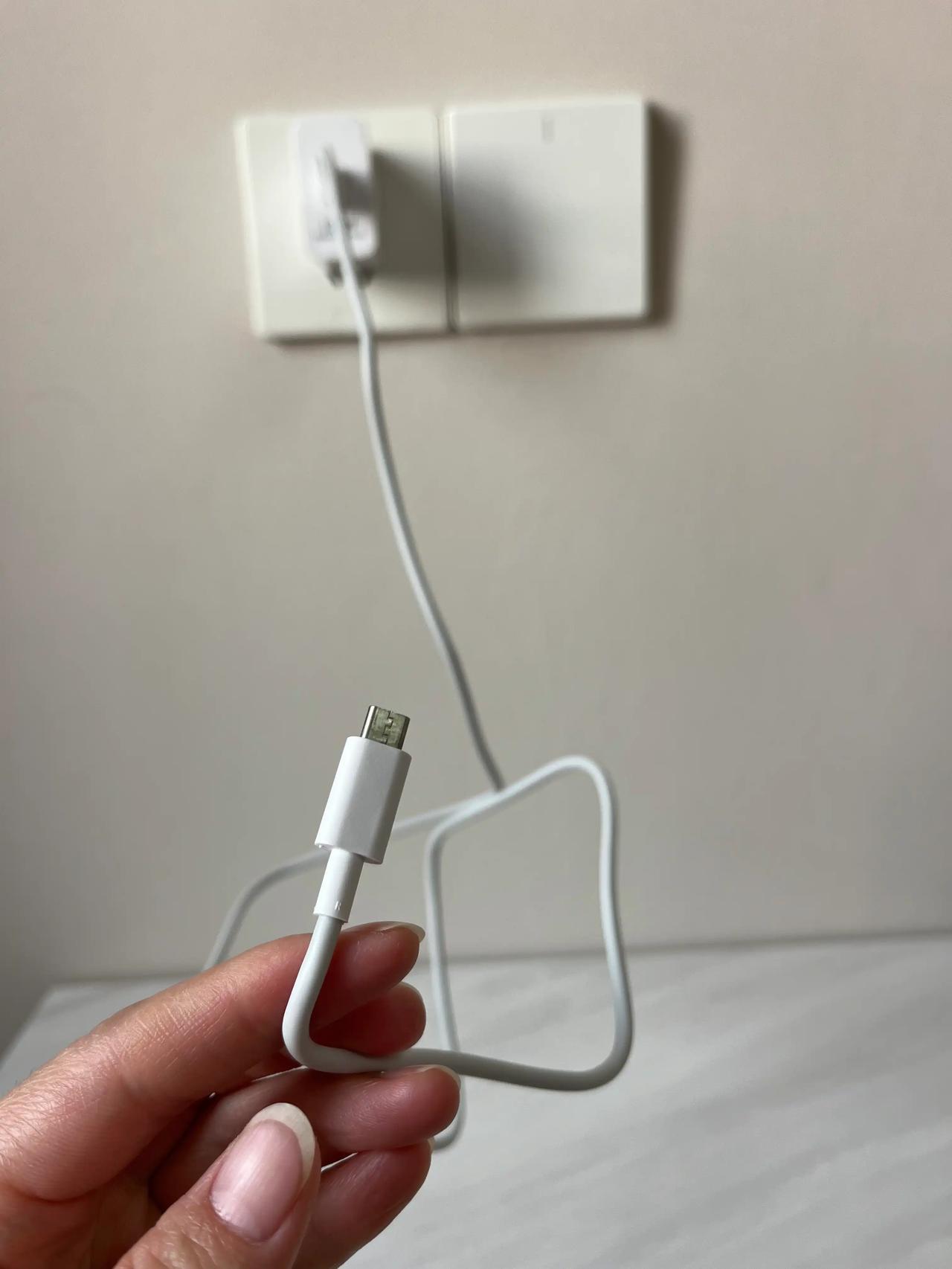 充电器别再“任性”插着！隐藏的火灾隐患你知道吗？

消防实验提醒：充电器长期放在