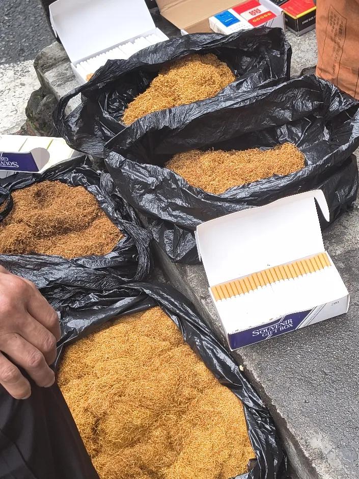 今天早上，在市场的楼梯口处有人在卖烟丝。
这一对自称是南平埔城的夫妇，卖的烟丝价