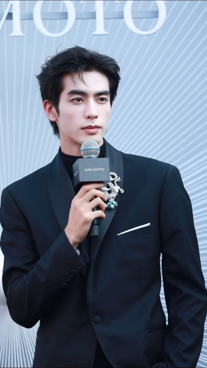 宋威龙MIKIMOTO活动红毯生图一身黑西装自带矜贵气场优越宽肩+浓颜冷感长相妥