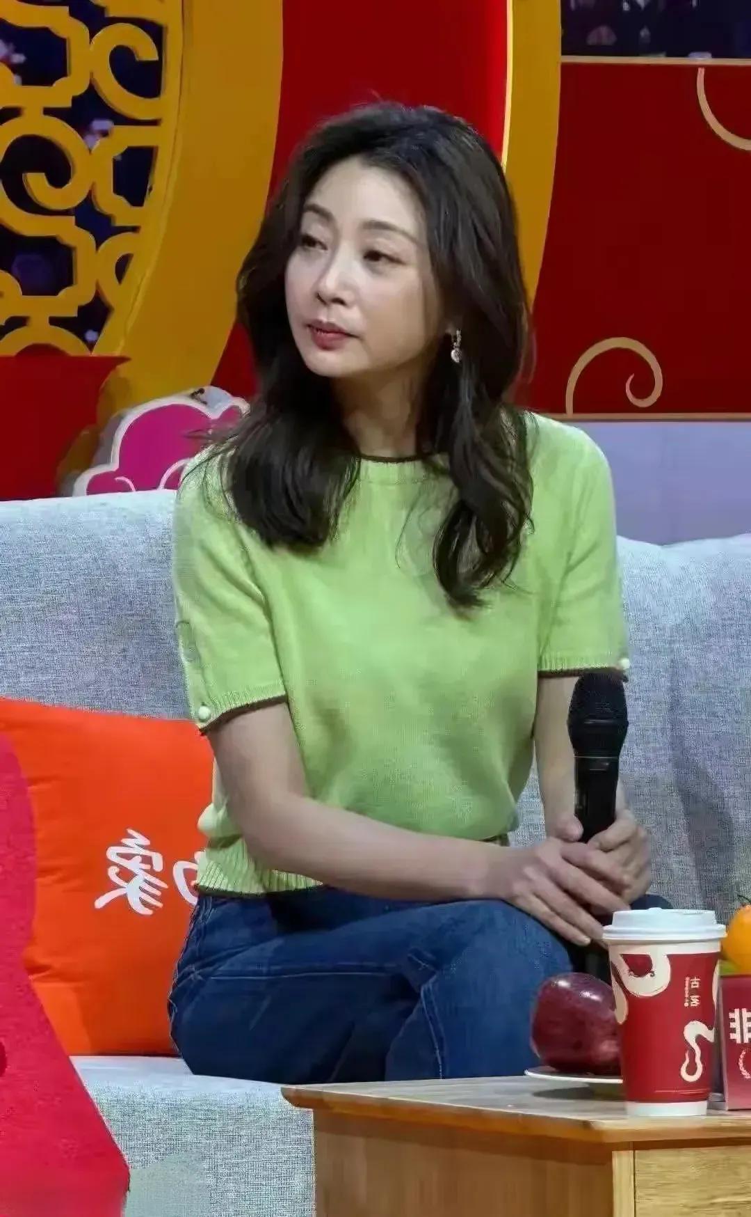 殷桃，今年45岁了，尽管风韵不减当年，作品依然火爆，尤其是《人世间》的收视长虹，