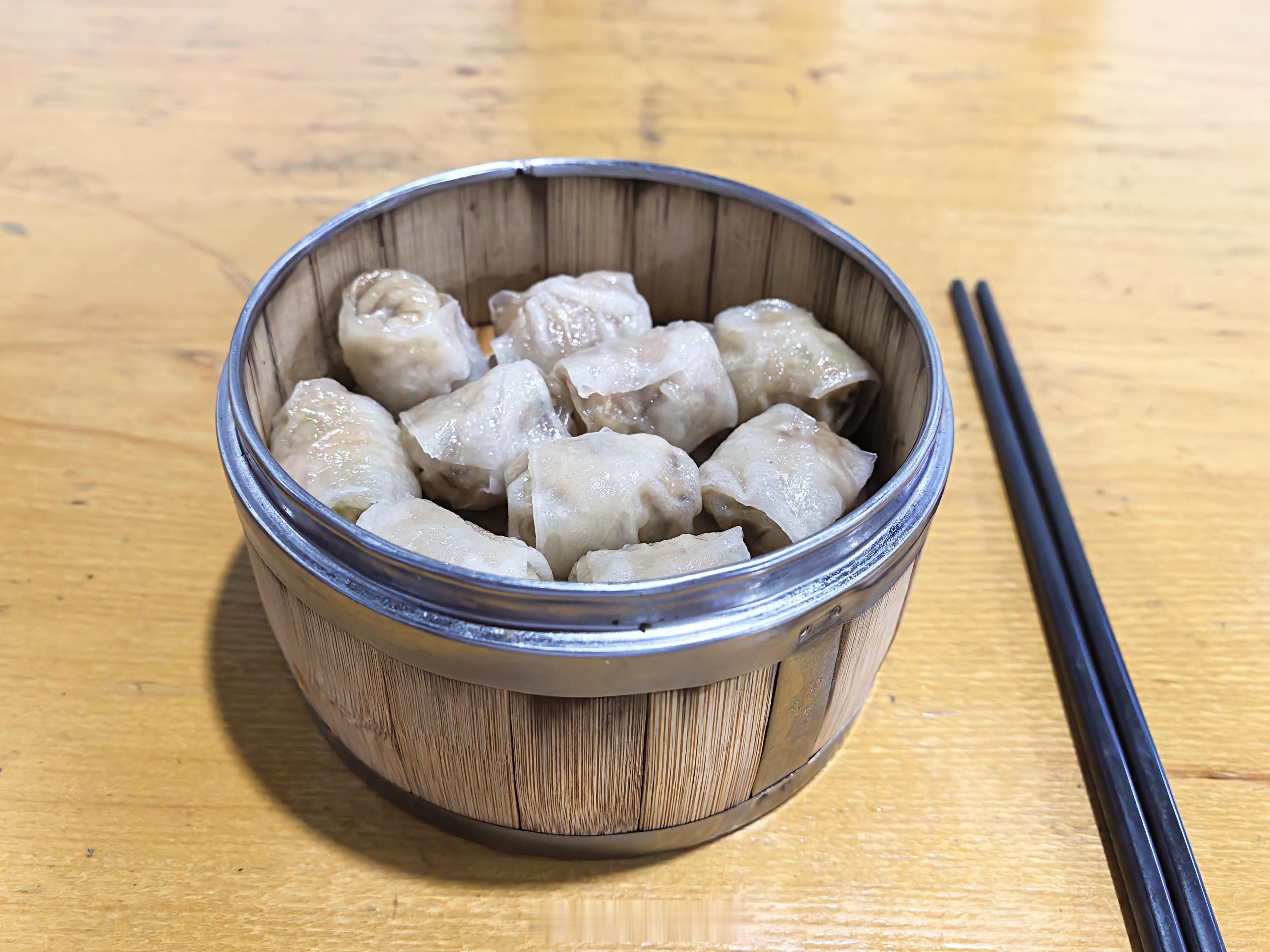 秋官郎重阳鱼丸大餐。一脉鱼鲜，丸润弹香，老友相聚；于烟火温情处，品诸味鱼丸之欢。