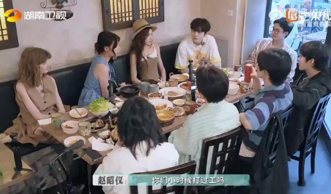 颜安[超话]颜安从小就当上专业花童聊起打工，颜安：我当花童那会，可是婚礼上的 “
