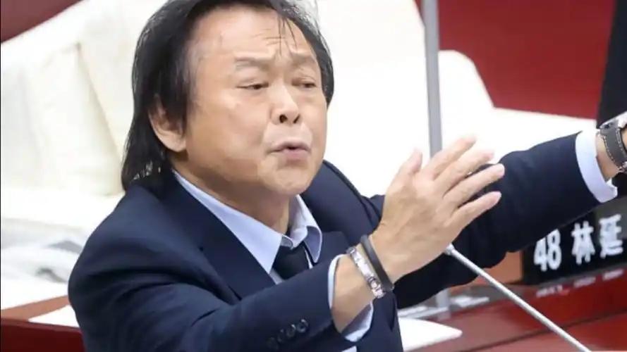 王世坚、于北辰陆续走红后网友神评：干脆搞个“坚辰当道”组合算了！

最近，绿营“