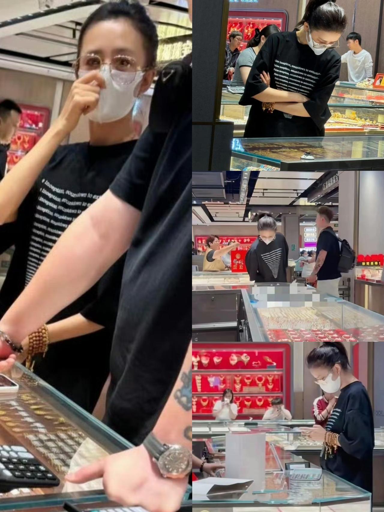 佟丽娅肯定是收到消息了！ 
不然怎么会这么巧，去专卖店买了黄金，第二天一早黄金价