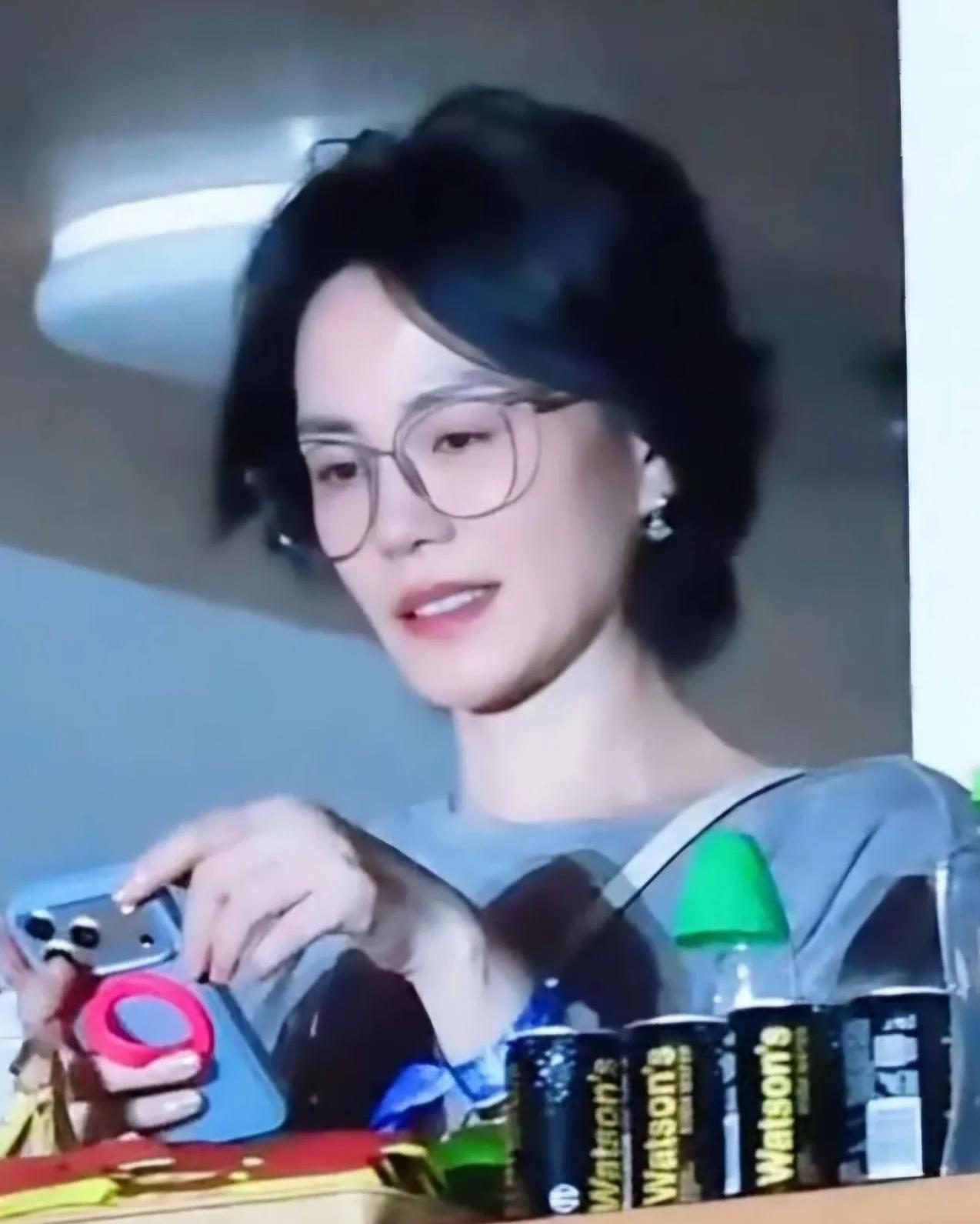 仔细看王菲的脸，
越看越奇怪，
不是因为她变老了，而是因为她57岁了，竟然还得戴