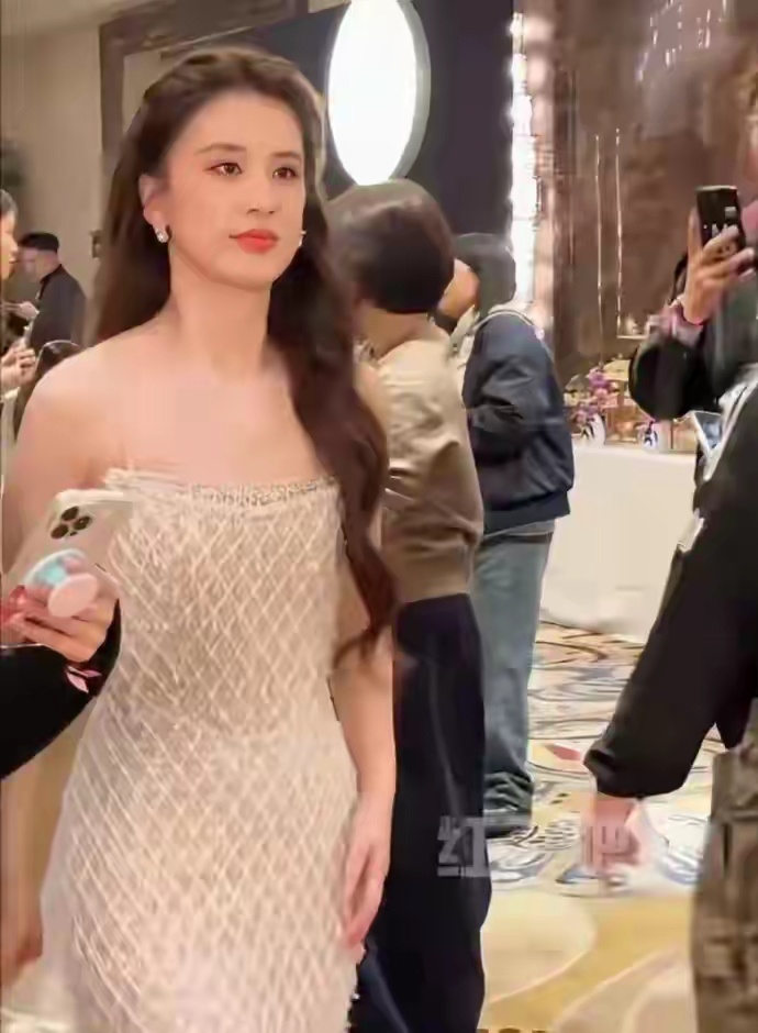 黄圣依花期超长岁月不败美人，难怪杨子会后悔。 