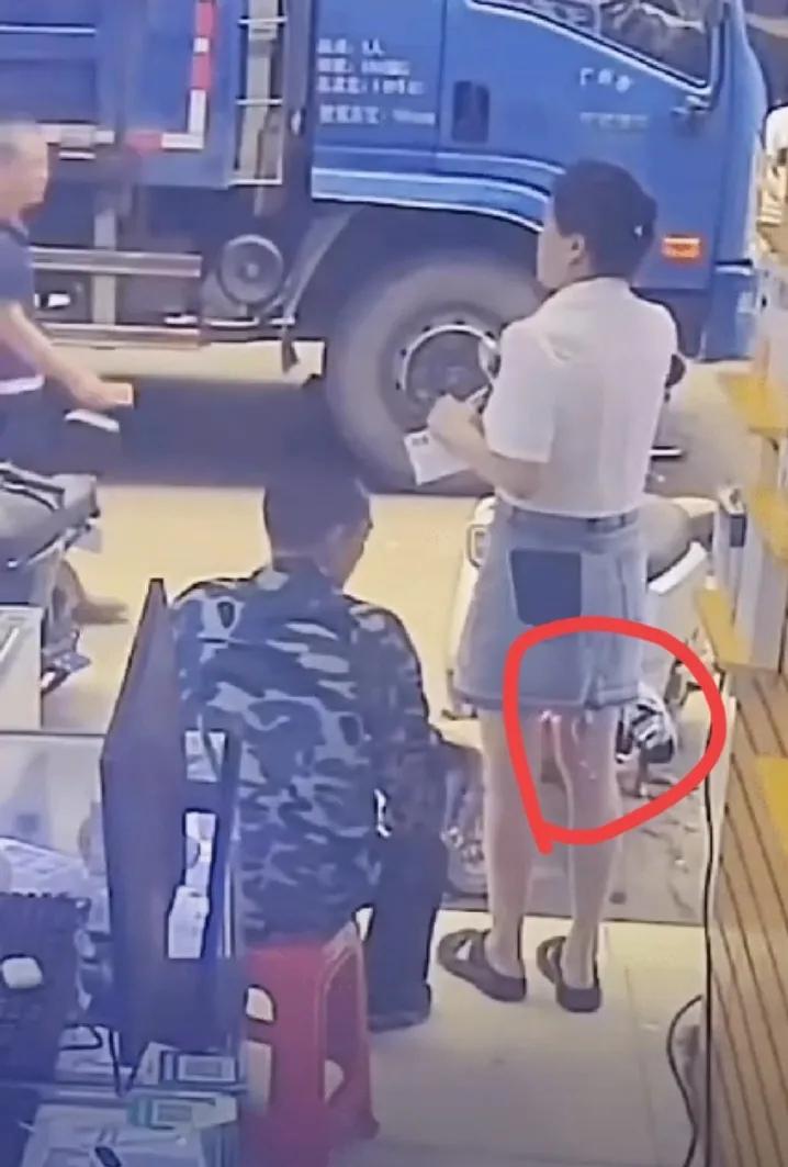 莫让“年纪大”成为危害他人的挡箭牌：手机店纵火事件的警示
 
一女子在手机店门口