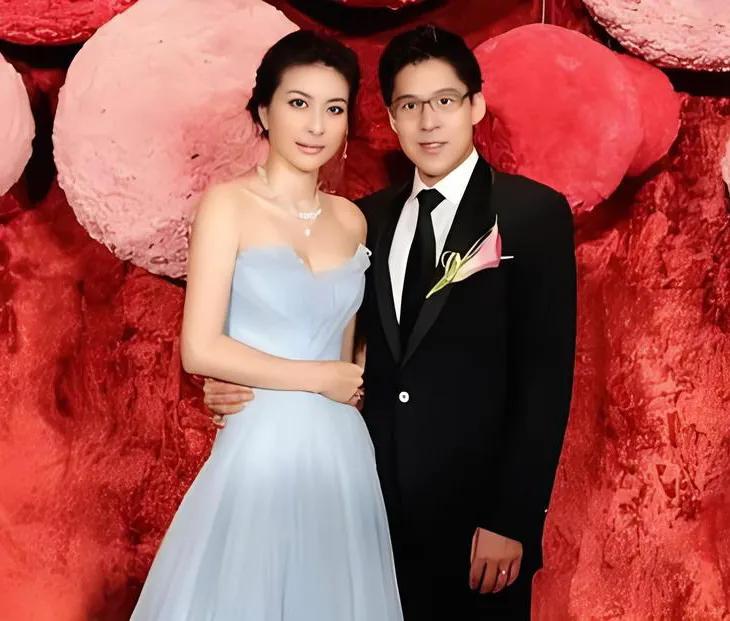 郭晶晶真幸福，两个女儿，大女儿的面孔仿佛是郭晶晶的翻版，而小女儿则完全继承了霍启