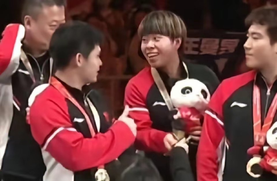 可爱的一幕！原来成都混团世界杯颁奖礼结束后，没想到工作人员直接过来把手机递给了王