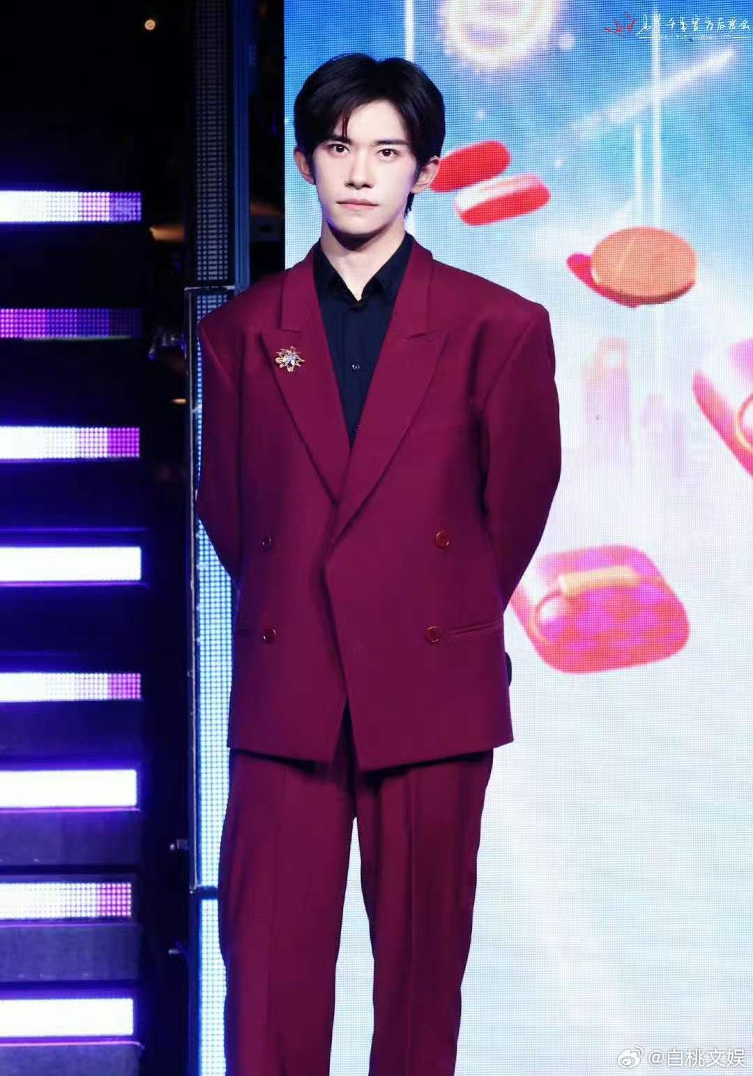 易烊千玺难怪左右手都是慢动作 易烊千玺24岁拿金鸡影帝，第7个电影奖。小时候跳慢