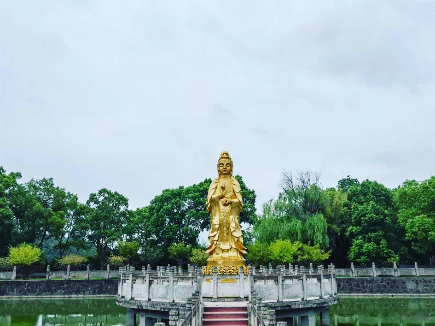 走过菩提路​觅得📍报恩禅寺小乘佛教泰式风➕大乘佛教文化特色出寺门后遇一场急雨山