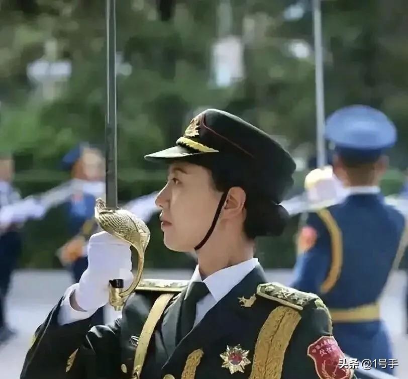 帅，从扛枪到持刀，从排面，走向排头。一步一个脚印……
解放军仪仗司礼大队女兵徐晨