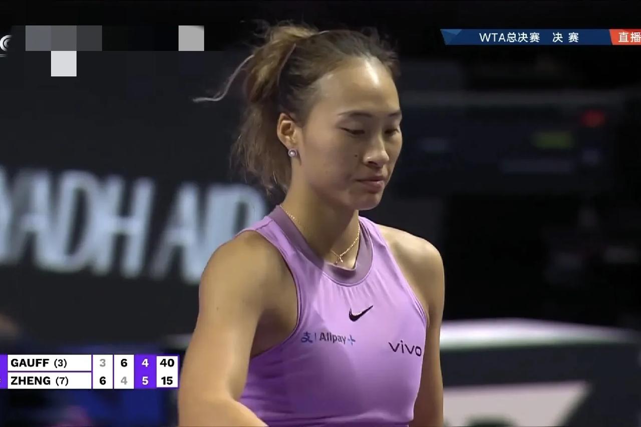 WTA总决赛女单决赛在郑钦文和高芙之间展开。高芙是赛事3号种子，而郑钦文是7号种