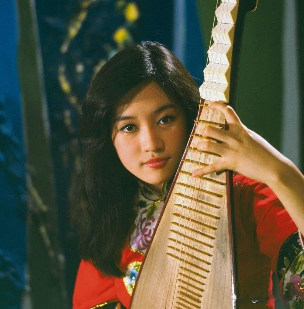 一开始看这张出道照片时，认不太出来是哪位，跟深植脑海中的容貌有落差，再看乐器，哦