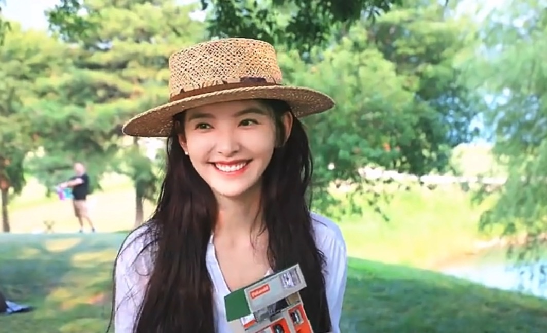 没有大广子 终于不抿着嘴假笑 这次营业我能发十条wb感觉这女的假笑了半年终于像之